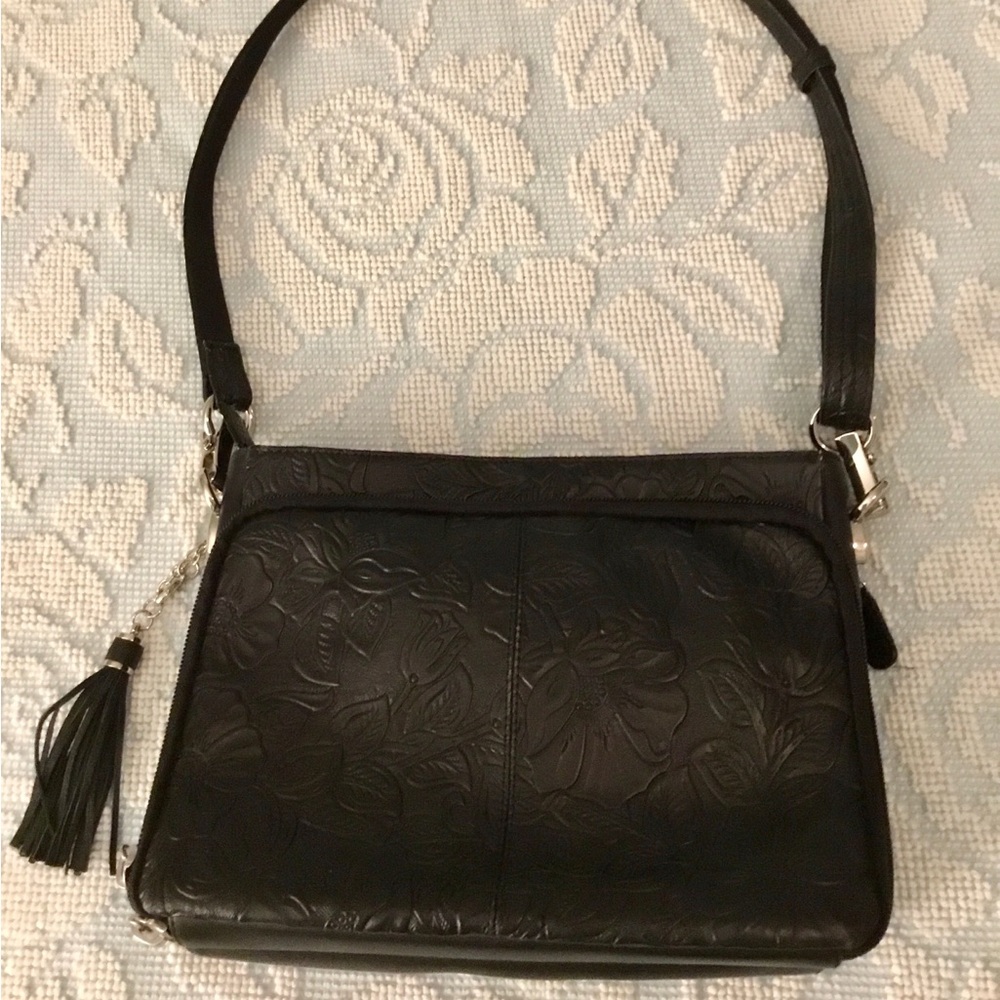 Gun Tote’n Mamas Black Embossed Leather Concealed Carry Crossbody Bag. NWOT